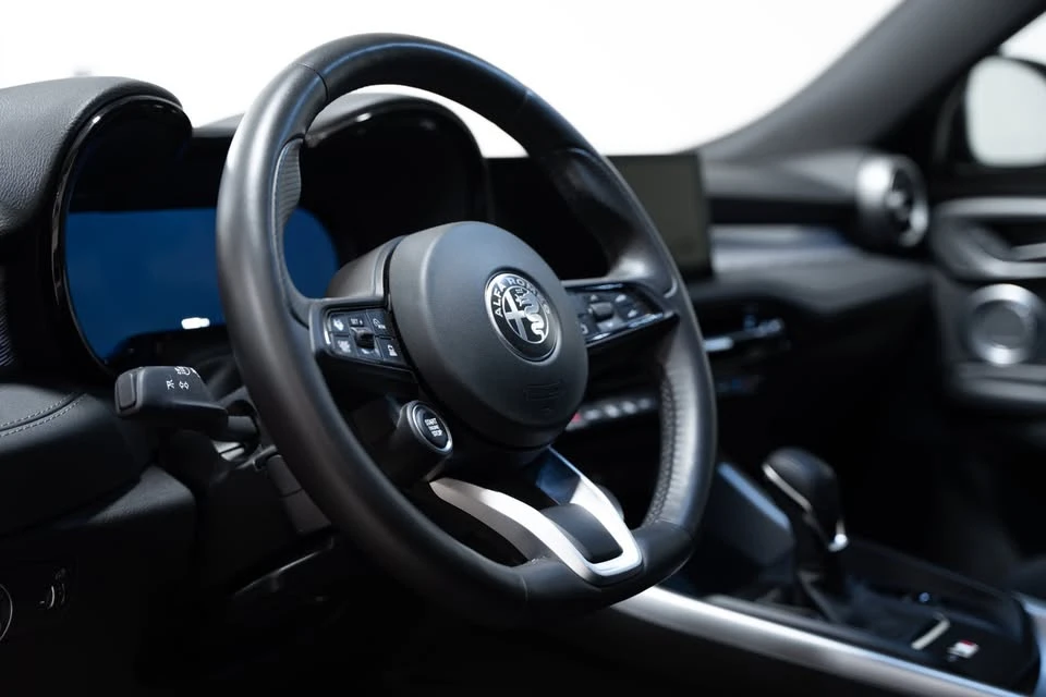 2023 Alfa Romeo - Image 8 of 11