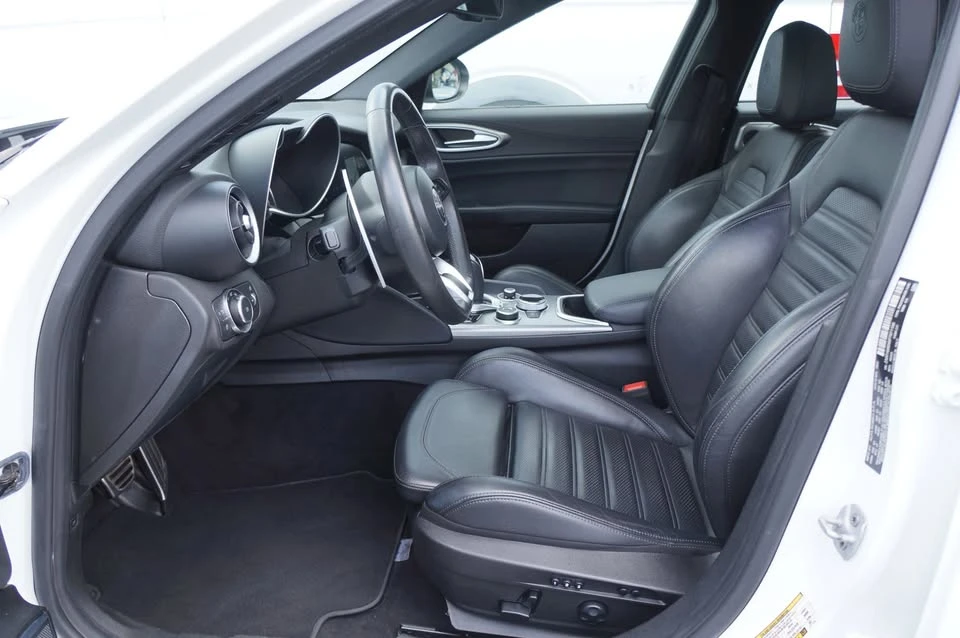 2023 Alfa Romeo Giulia - Image 17 of 19