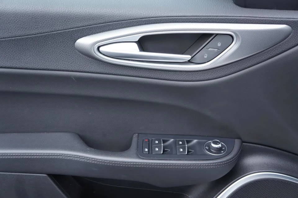 2023 Alfa Romeo Giulia - Image 15 of 19