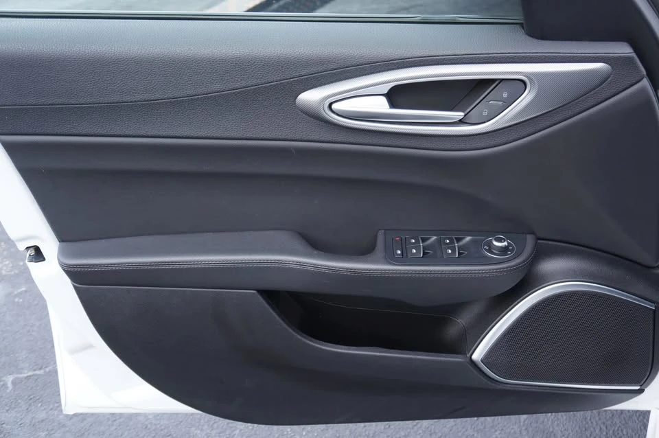 2023 Alfa Romeo Giulia - Image 14 of 19