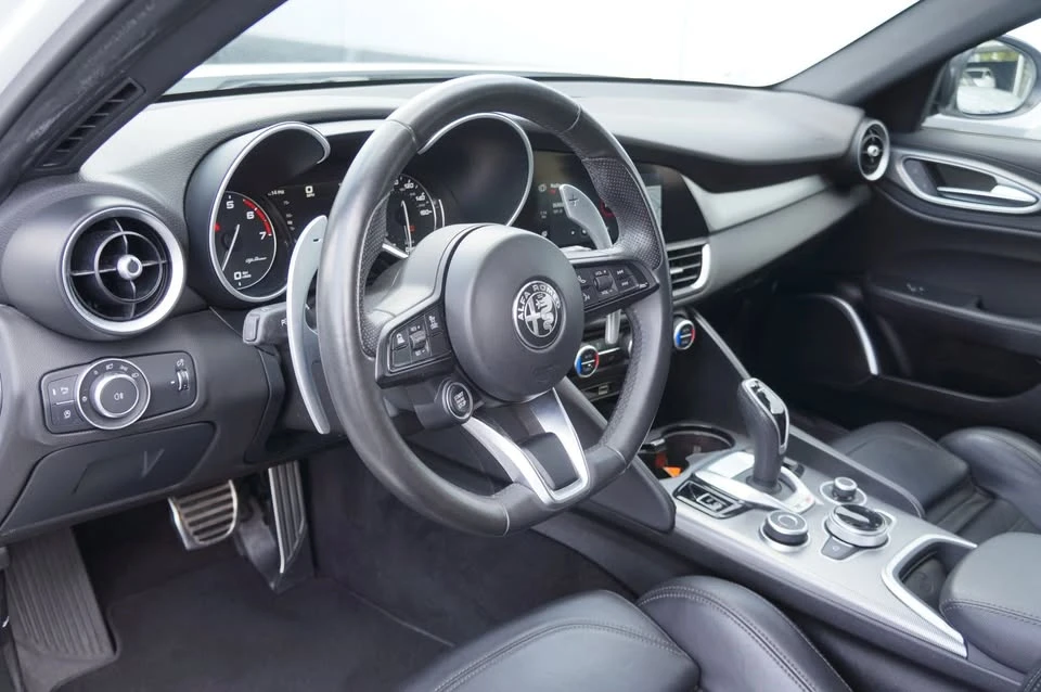 2023 Alfa Romeo Giulia - Image 16 of 19