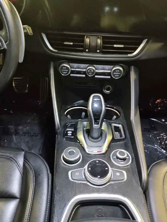 2023 Alfa Romeo Giulia - Image 5 of 8