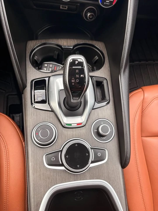 2023 Alfa Romeo Giulia - Image 5 of 10