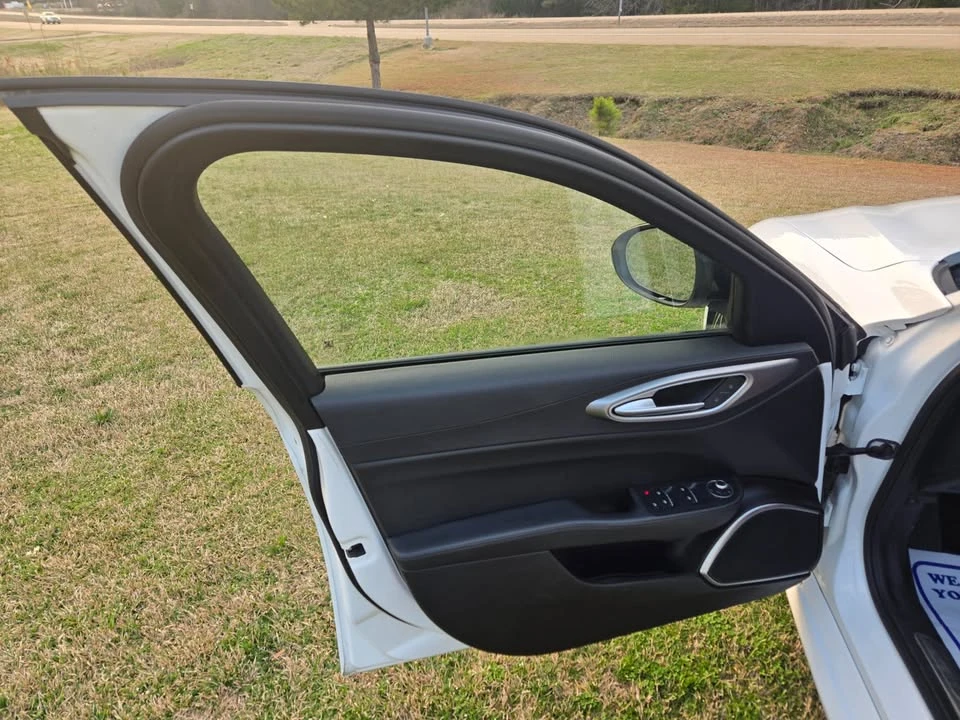 2023 Alfa Romeo Giulia - Image 12 of 20