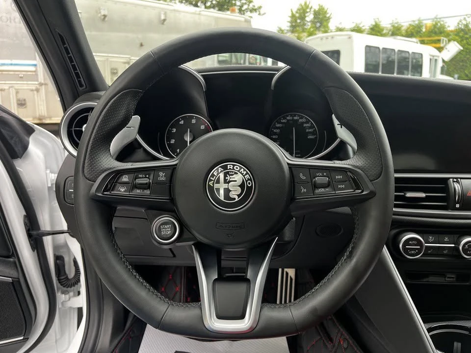2023 Alfa Romeo Giulia - Image 8 of 19