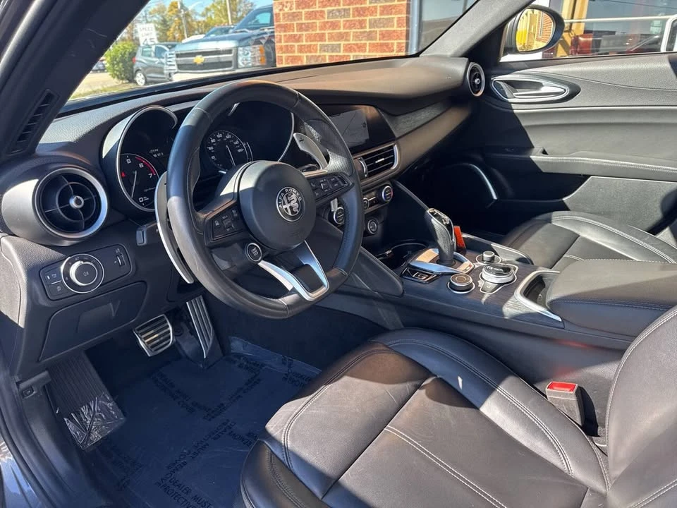 2023 Alfa Romeo Giulia - Image 17 of 19
