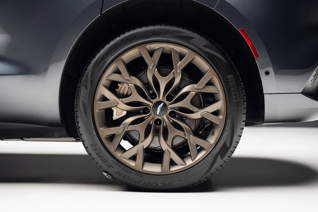 2023 Aston Martin DBX - Image 21 of 31