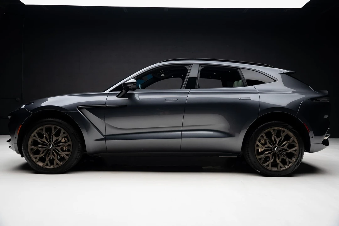 2023 Aston Martin DBX - Image 17 of 31