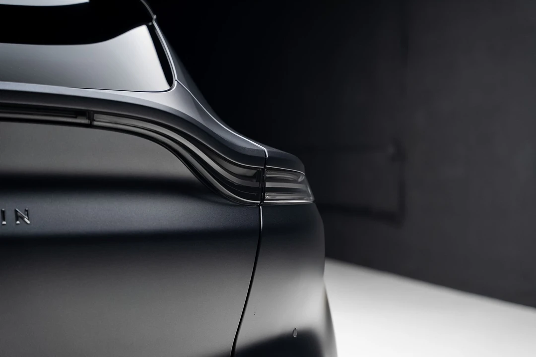 2023 Aston Martin DBX - Image 28 of 31