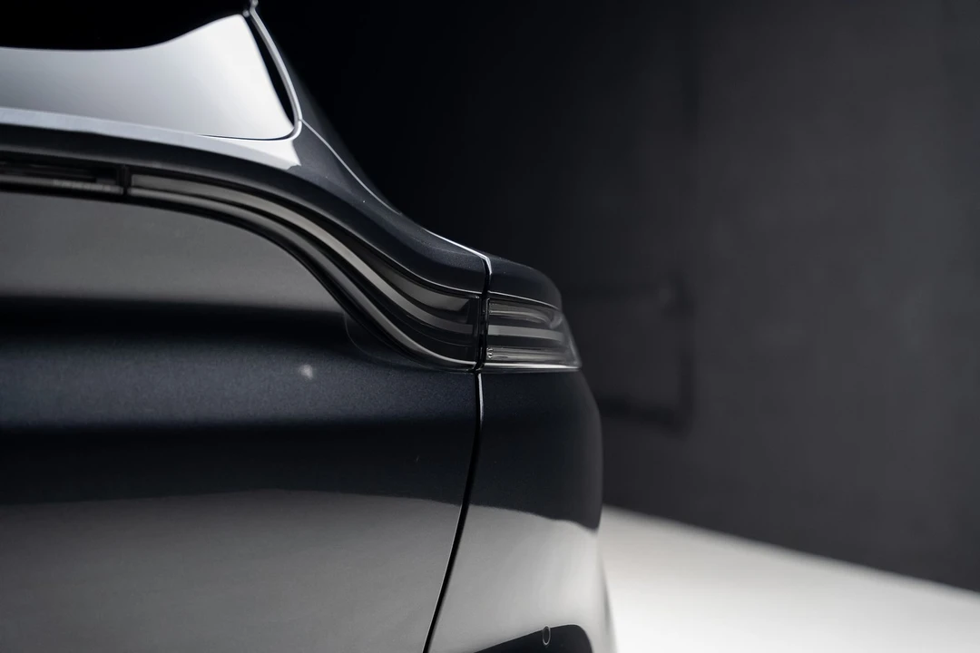 2023 Aston Martin DBX - Image 28 of 31