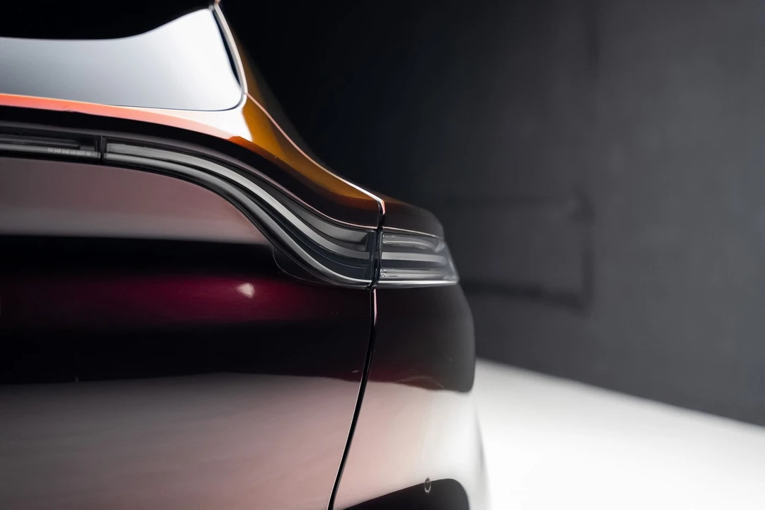 2023 Aston Martin DBX - Image 28 of 31
