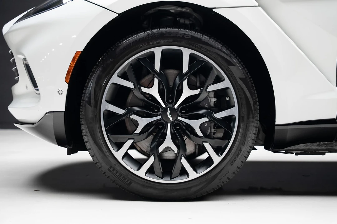 2023 Aston Martin DBX - Image 19 of 31