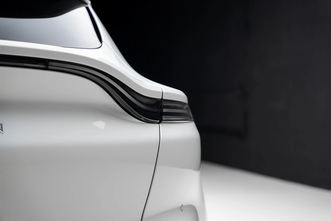 2023 Aston Martin DBX - Image 28 of 31