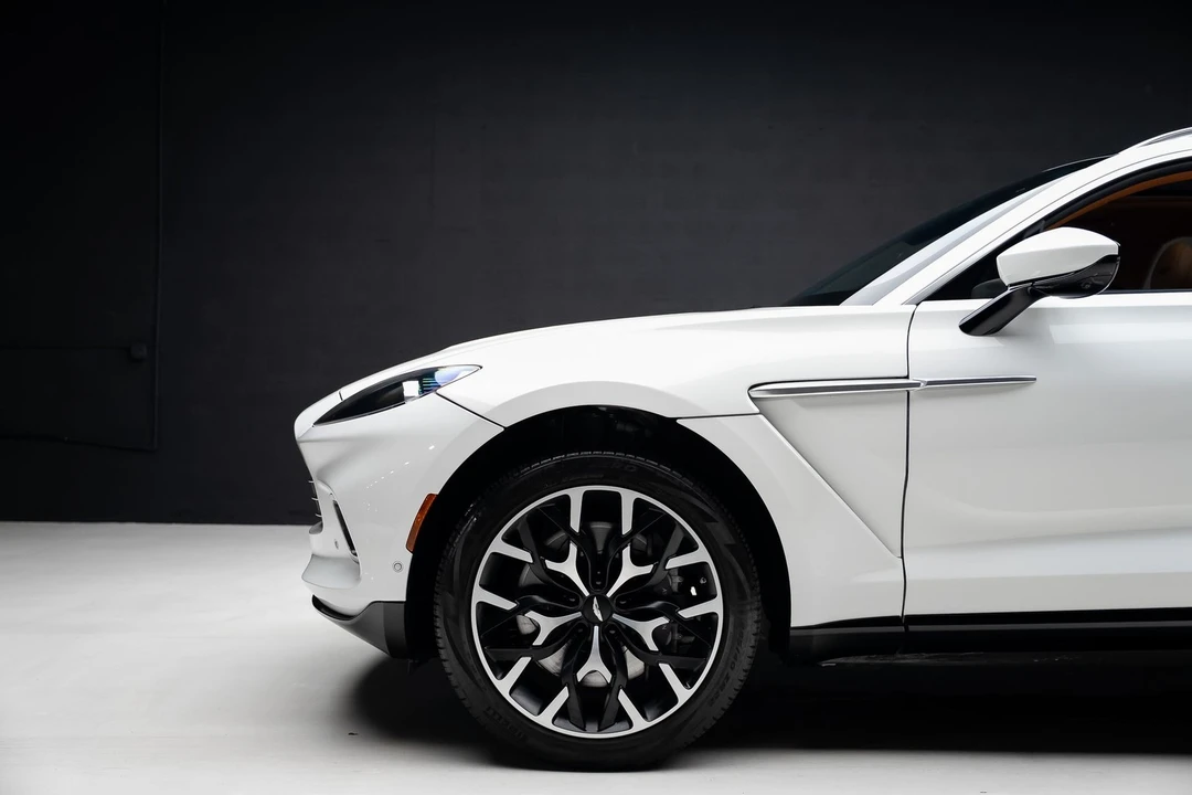 2023 Aston Martin DBX - Image 18 of 31