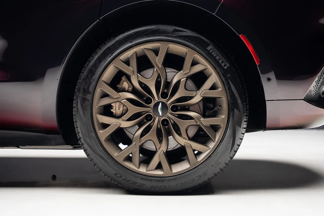 2023 Aston Martin DBX - Image 21 of 31