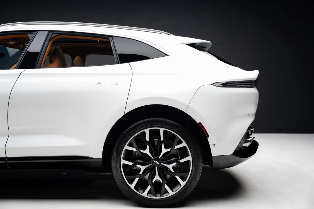 2023 Aston Martin DBX - Image 20 of 31