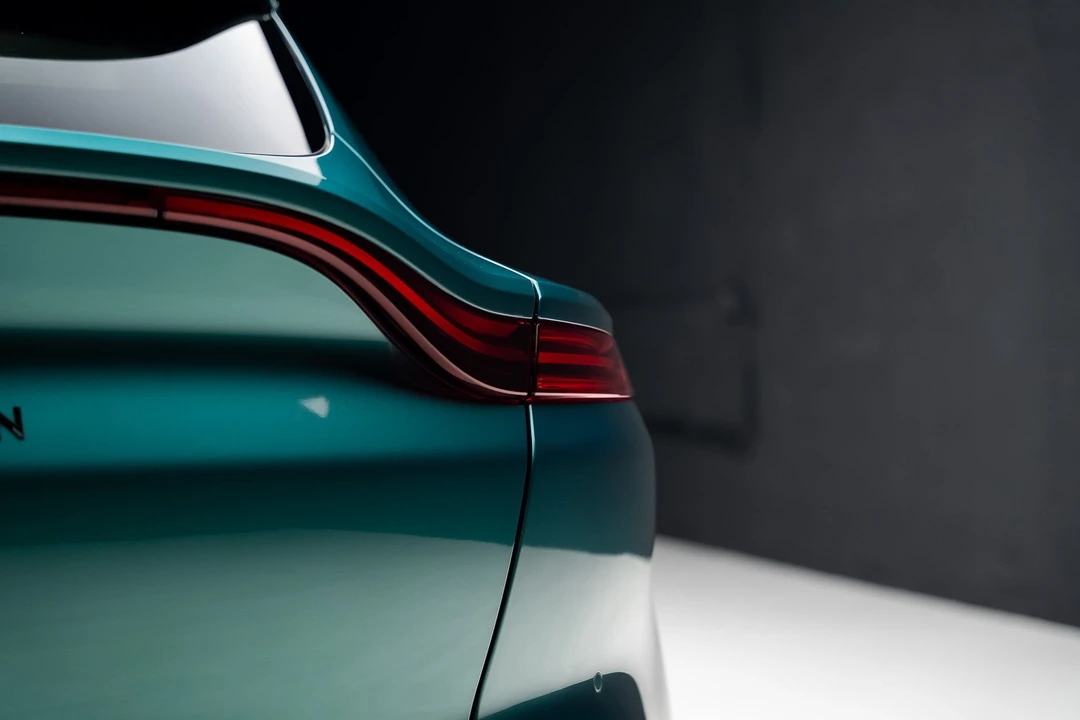 2023 Aston Martin DBX - Image 28 of 31