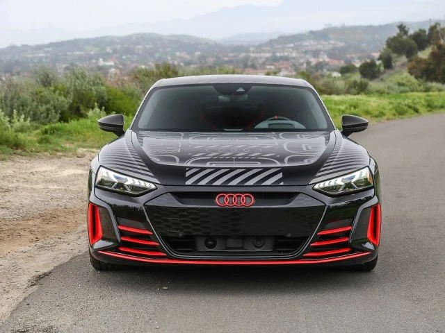2023 Audi e-tron GT - Image 2 of 31