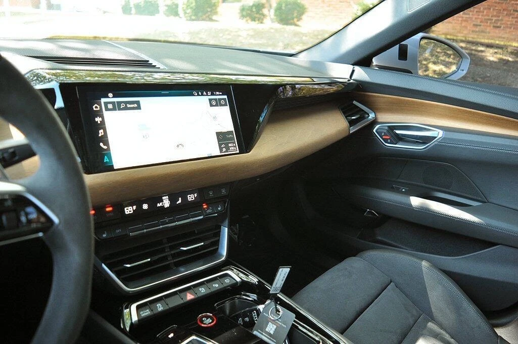 2023 Audi e-tron GT - Image 9 of 17