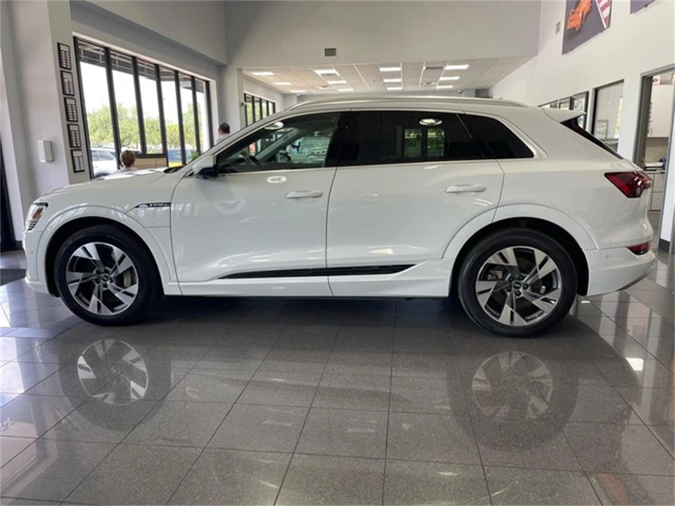 2023 Audi e-tron - Image 2 of 31