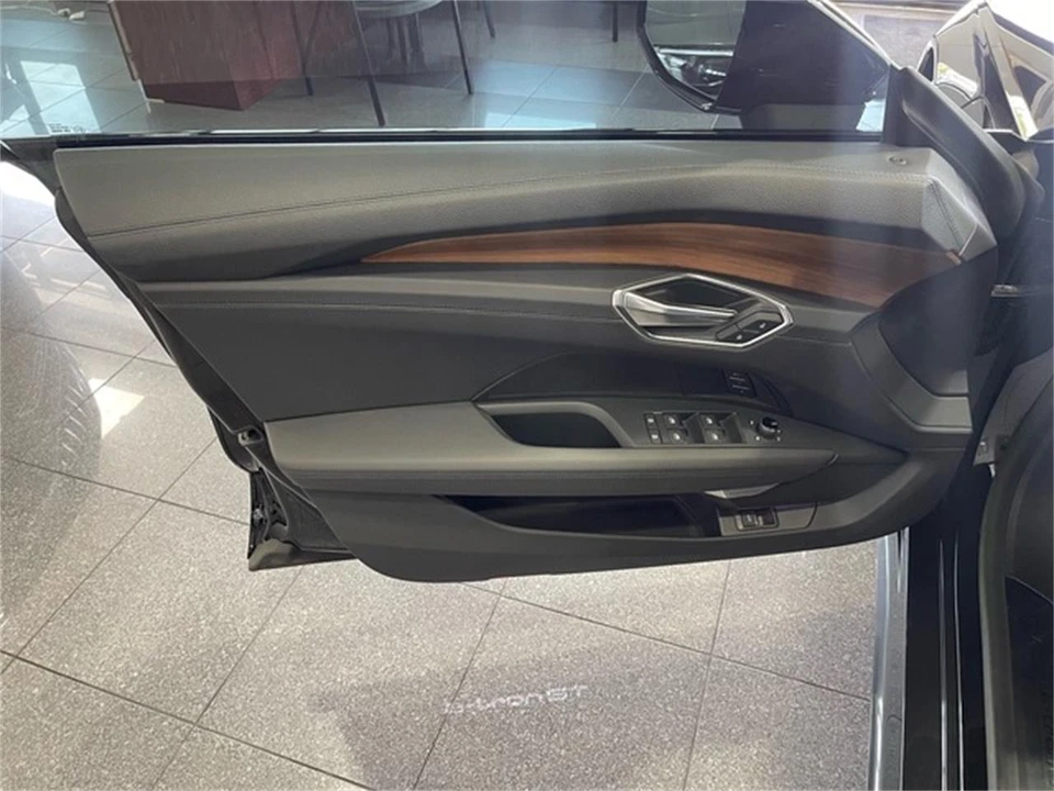 2023 Audi e-tron - Image 22 of 31
