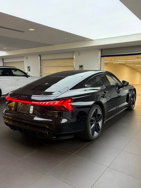2023 Audi e-tron GT - Image 5 of 14
