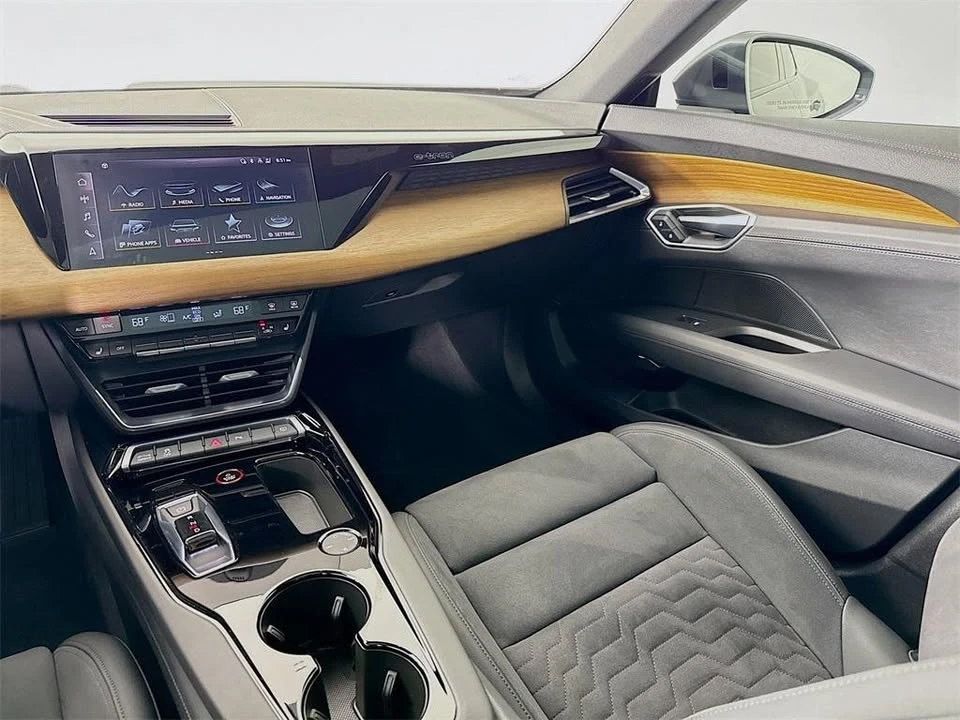 2023 Audi e-tron GT - Image 17 of 18