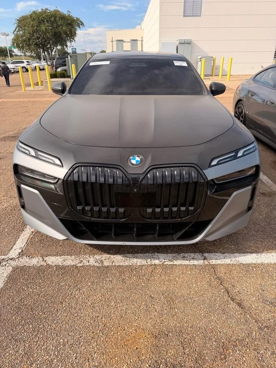 2023 BMW G70 7 Series - Image 2 of 11
