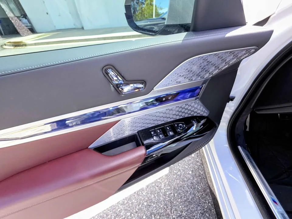 2023 BMW G70 7 Series - Image 8 of 9