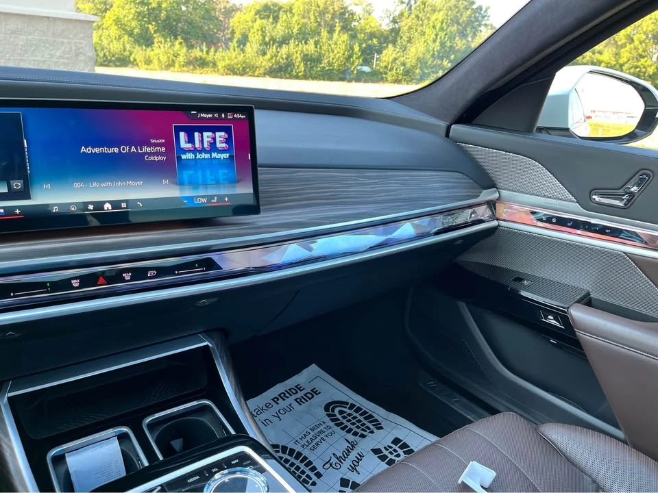 2023 BMW G70 7 Series - Image 11 of 18