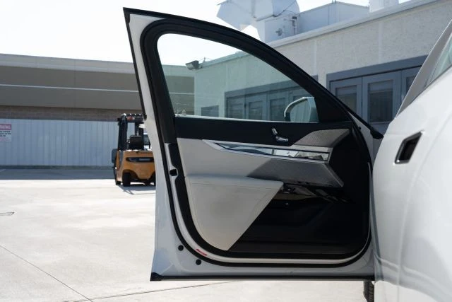 2023 BMW G70 7 Series - Image 8 of 21