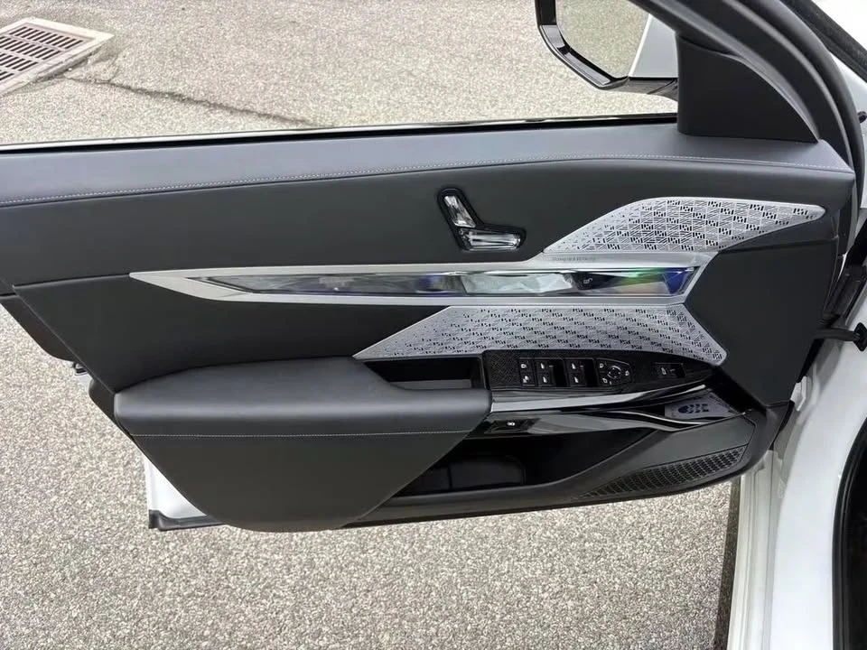 2023 BMW G70 7 Series - Image 7 of 17