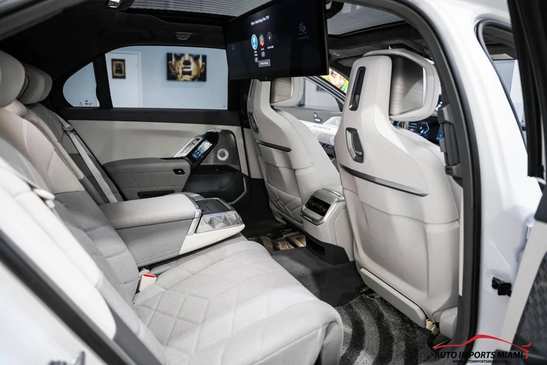 2023 BMW G70 7 Series - Image 11 of 12