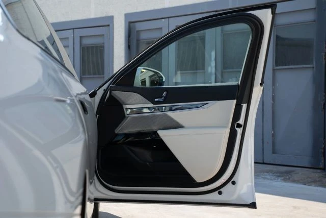 2023 BMW G70 7 Series - Image 17 of 21