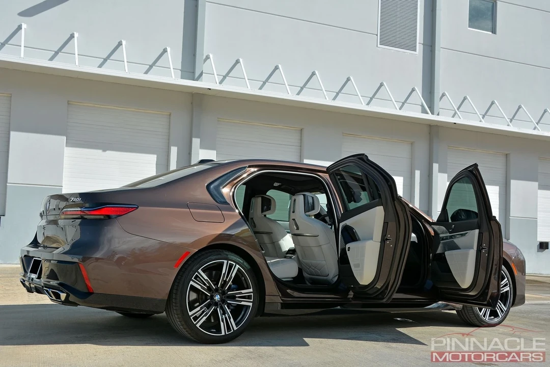 2023 BMW G70 7 Series - Image 10 of 21