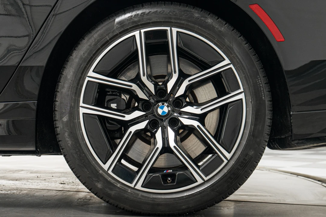 2023 BMW G70 7 Series - Image 11 of 12