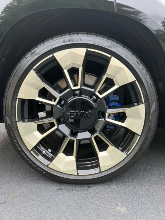 2023 BMW XM - Image 9 of 31