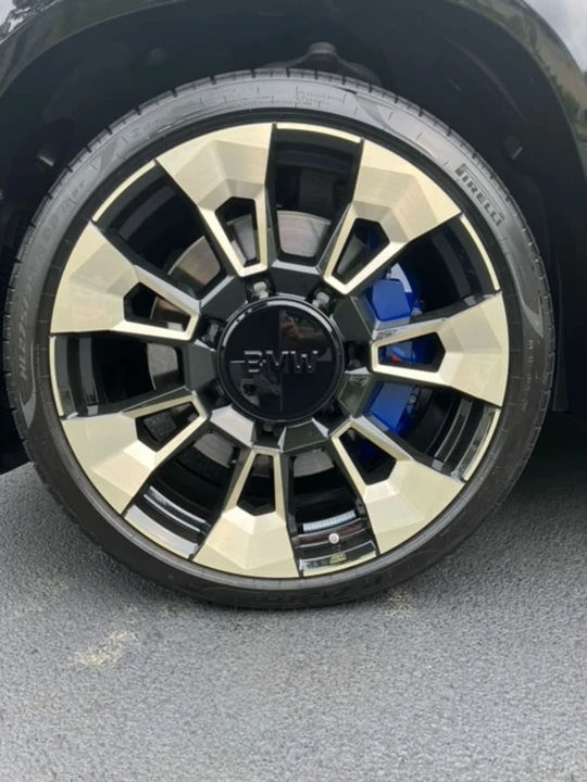 2023 BMW XM - Image 11 of 31