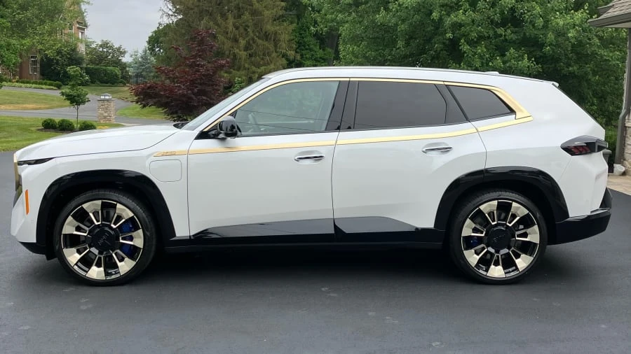 2023 BMW XM - Image 2 of 31