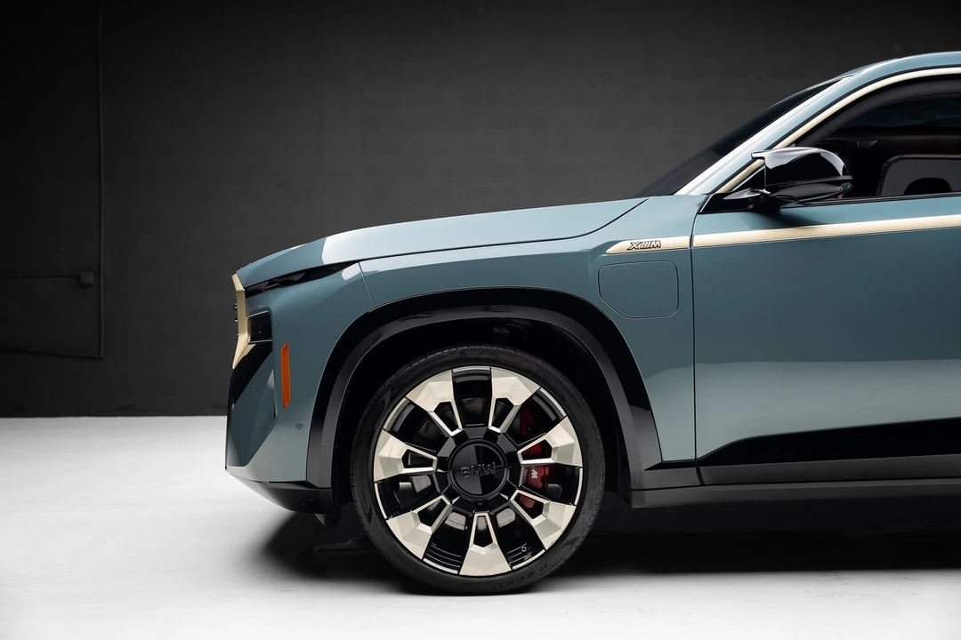 2023 BMW XM - Image 18 of 21