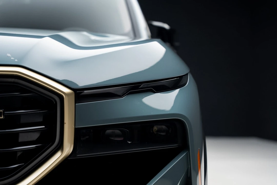 2023 BMW XM - Image 9 of 12