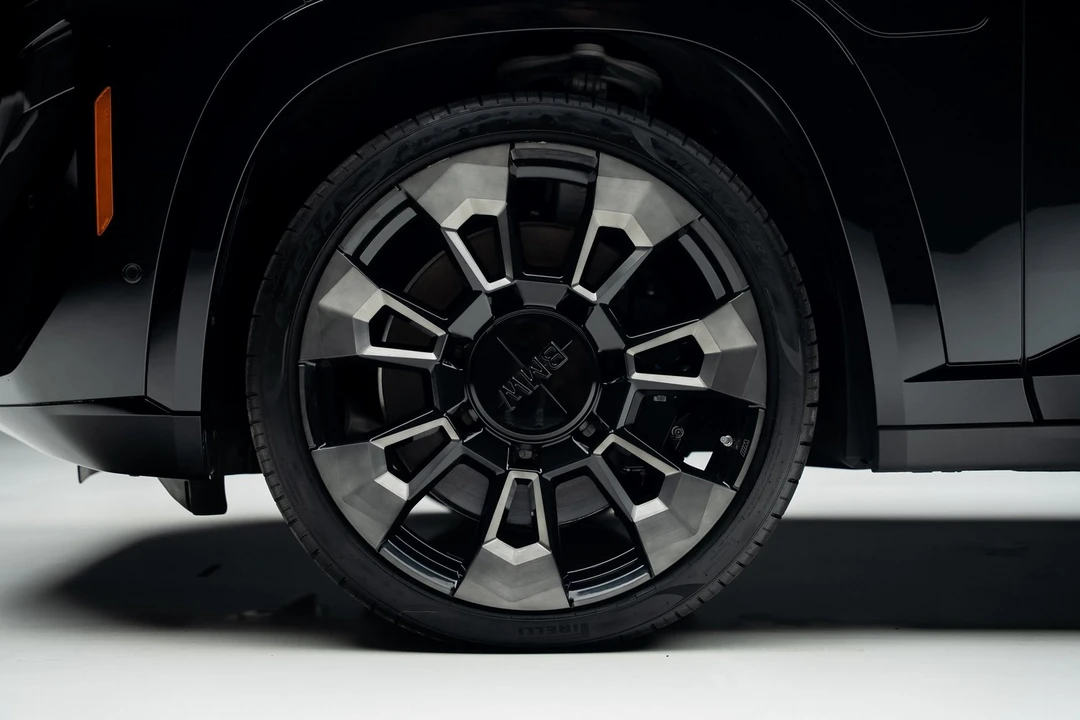 2023 BMW XM - Image 19 of 21