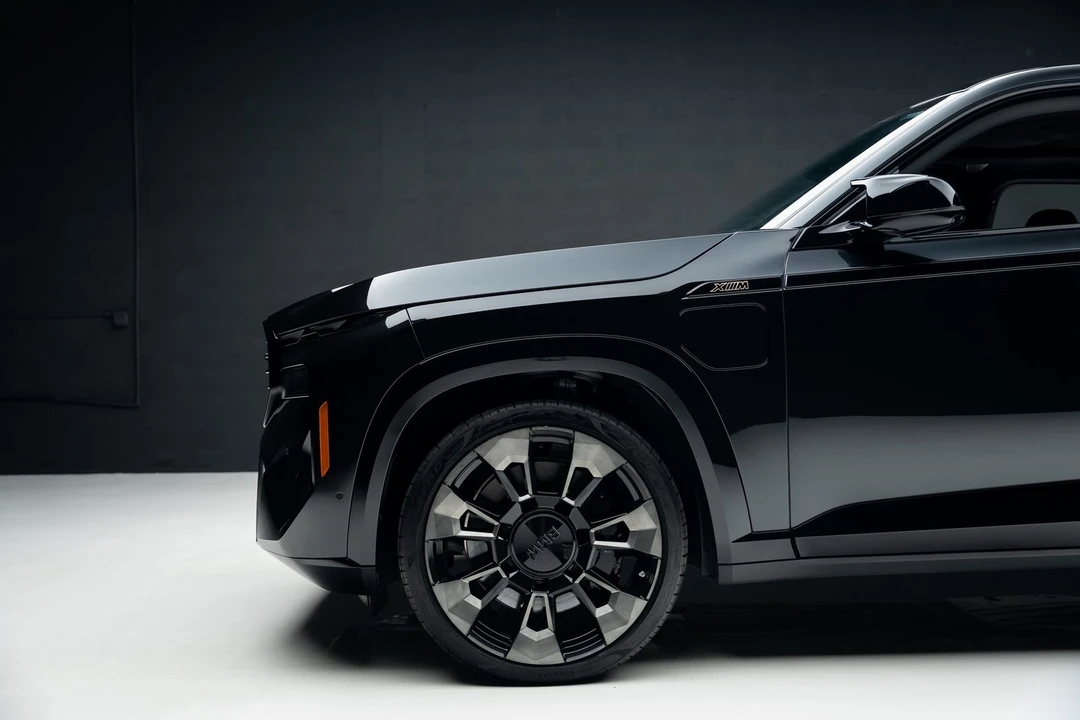 2023 BMW XM - Image 18 of 21
