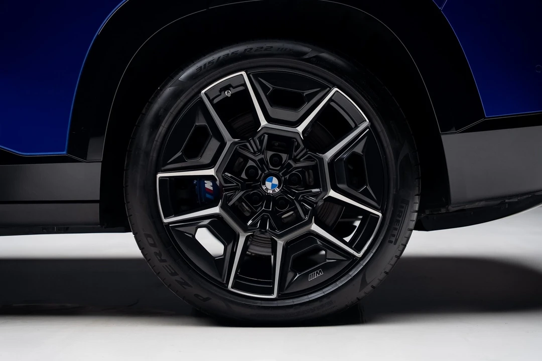 2023 BMW XM - Image 19 of 21