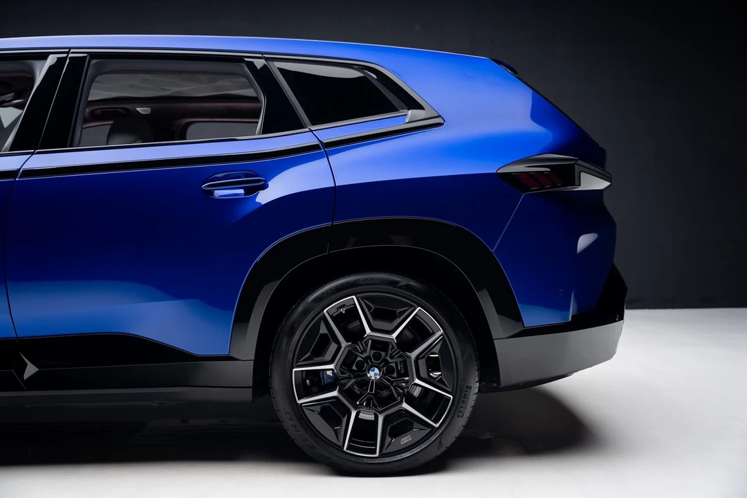 2023 BMW XM - Image 18 of 21
