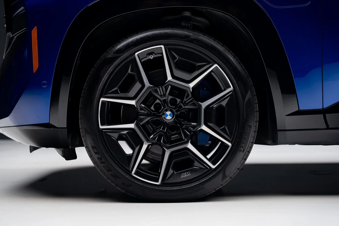 2023 BMW XM - Image 17 of 21