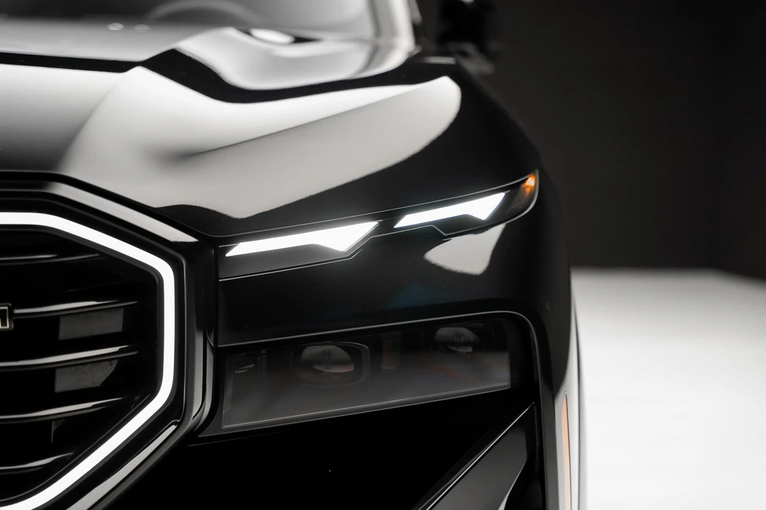 2023 BMW XM - Image 9 of 12