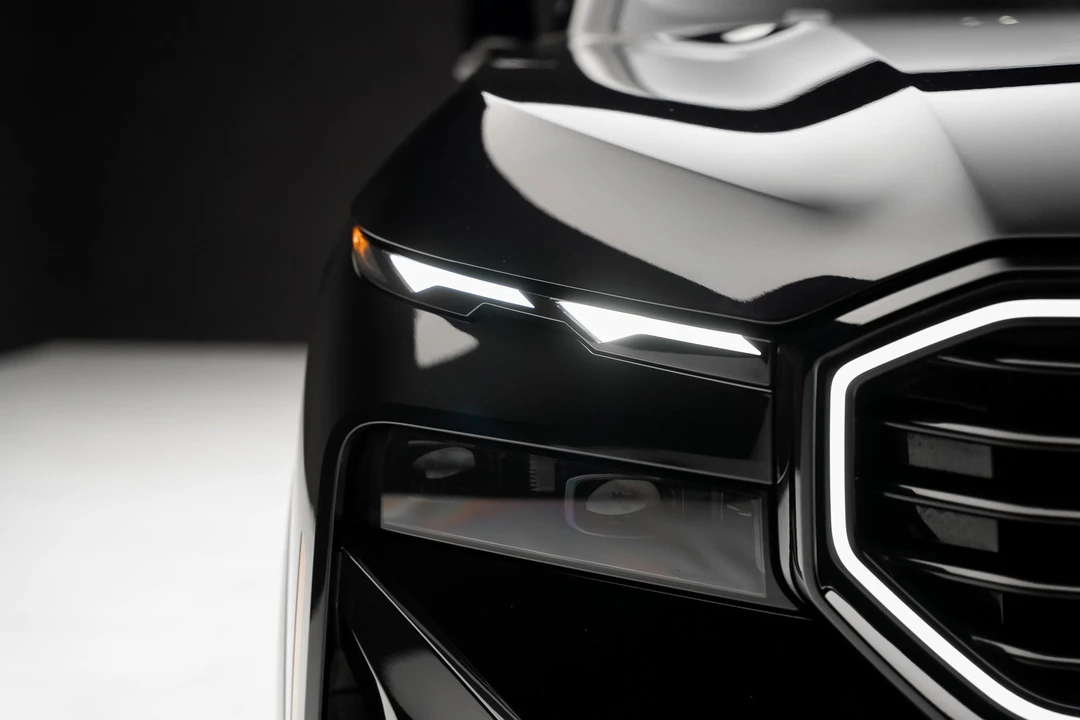 2023 BMW XM - Image 8 of 12