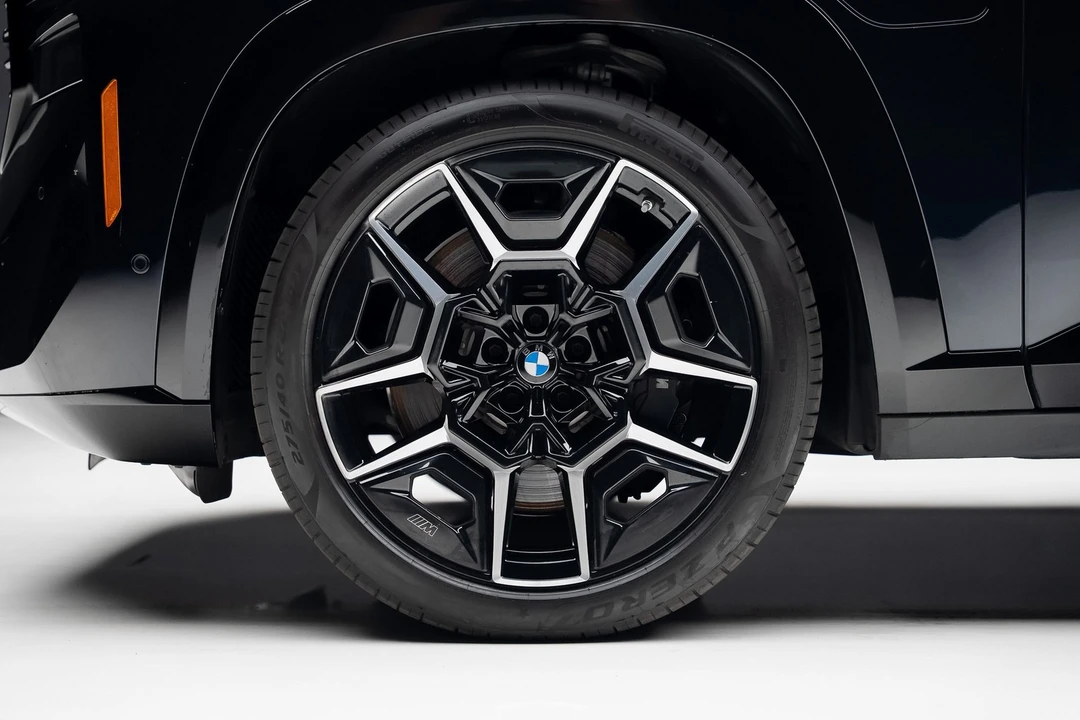 2023 BMW XM - Image 19 of 21
