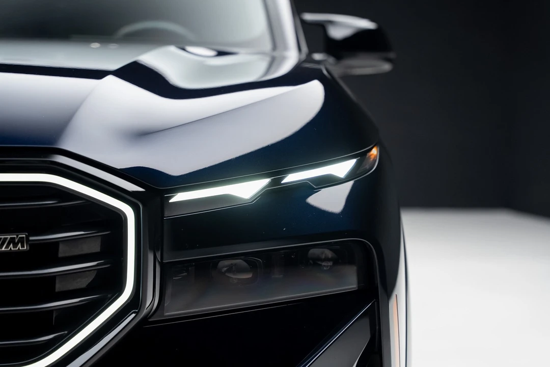 2023 BMW XM - Image 9 of 12